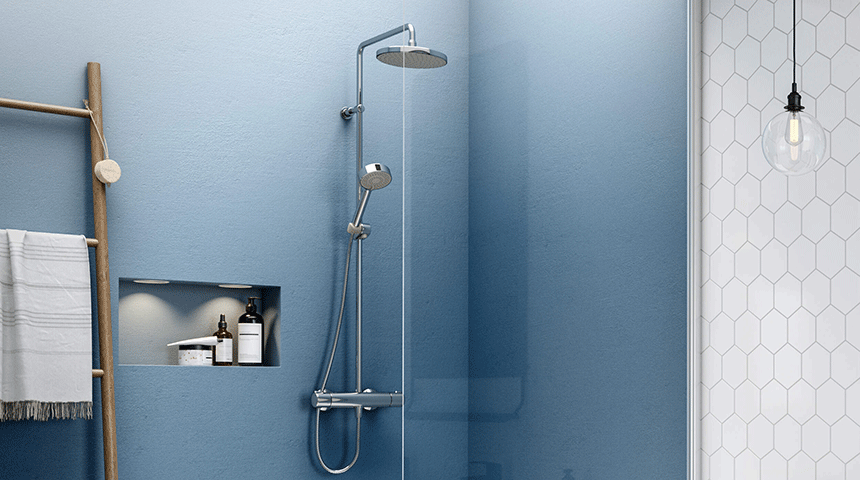 HANSAMICRA Duschsystem in blauem Bad.